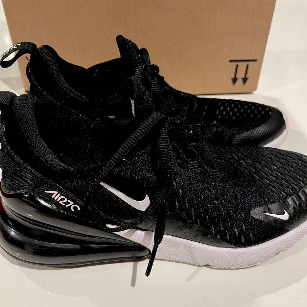 Nike Women’s Air Max 270 Shoes, Size 7.5